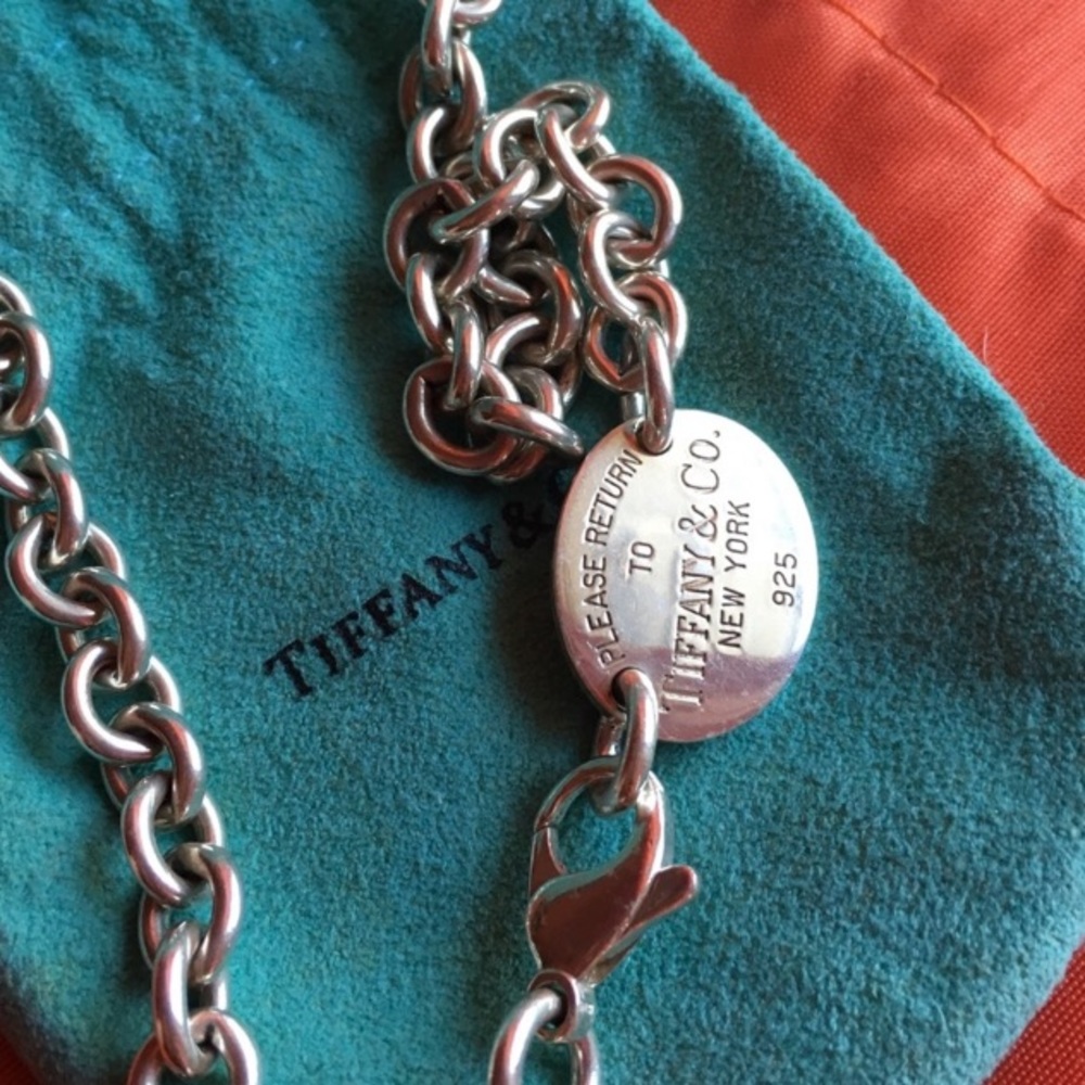 Return to Tiffany’s choker! This piece is gorgeous